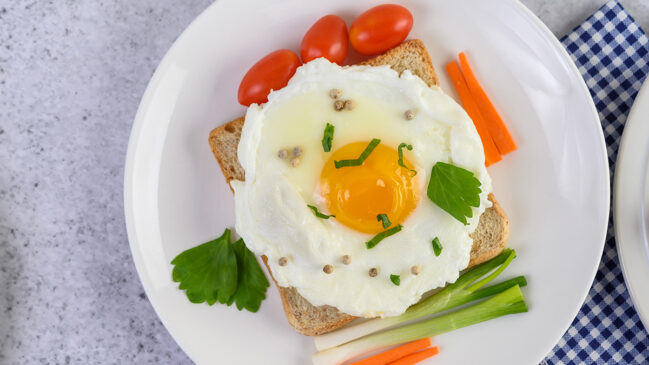 Os ovos estão entre os alimentos mais versáteis do mundo: vão bem no café da manhã, em receitas salgadas e até em sobremesas sofisticadas.