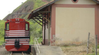 O trem parte da antiga estação de Cruzeiro e segue até os arredores da Serra da Mantiqueira