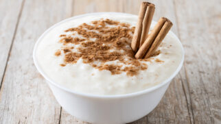 Um arroz doce cremoso, aromático e com um toque de caramelo,