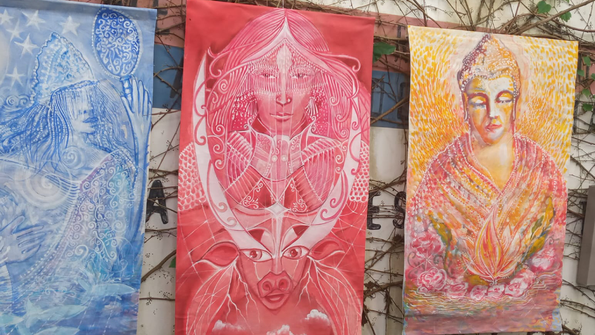 Feira de livros e rodas de conversa tem atraído várias pessoas no espaço da cafeteria em Itanhaém