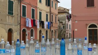 Descubra por que italianos usam garrafas de água para afastar animais
