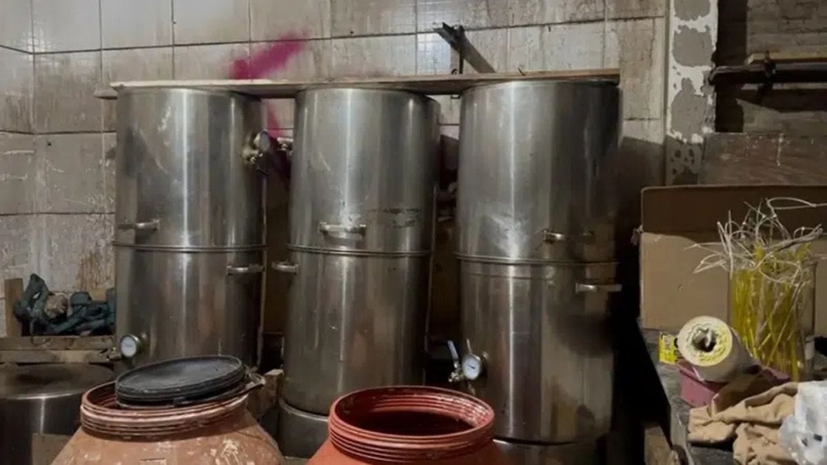 No local, os policiais localizaram uma estrutura completa para fabricação de drogas, composta por cerca de 30 tonéis térmicos, oito decantadores, quatro misturadores industriais, estufas e equipamentos de proteção individual, como máscaras e luvas. Crédito: Divulgação/ Polícia Civil de SP