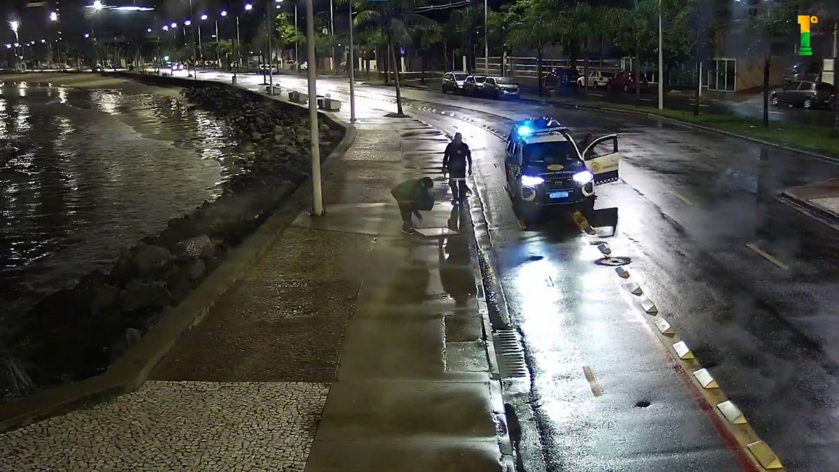 Homem é encaminhado a delegacia após furtar porta de caixa de luz em São Vicente