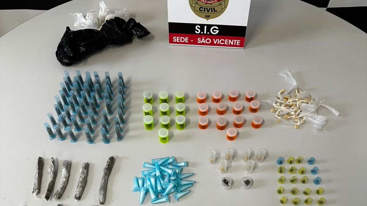 As drogas foram apreendidas dentro de uma sacola