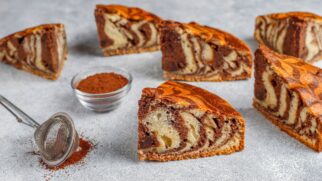 O tradicional bolo marmorizado, famoso por sua mescla de massas claras e escuras