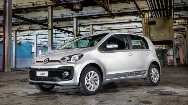 Apesar do tamanho compacto do carro, o espaço interno era bem aproveitado e oferecia conforto para motorista e passageiros