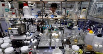 Cientistas japoneses criam novo plástico que se decompõe em contato com a água