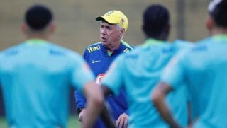 A imagem mostra Ancelotti dando um treino