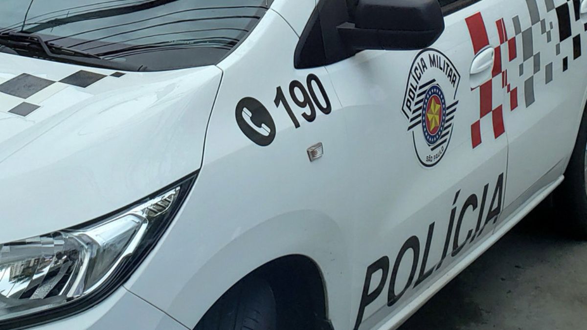 Após tentativa de abordagem sem sucesso, foi iniciada uma perseguição, com bloqueio local.