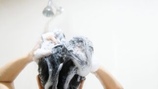 O vinagre branco oferece uma série de outros benefícios para os cabelos