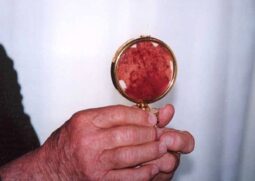 Em 1263, o chamado Milagre Eucarístico de Bolsena, na Itália, comoveu a cristandade