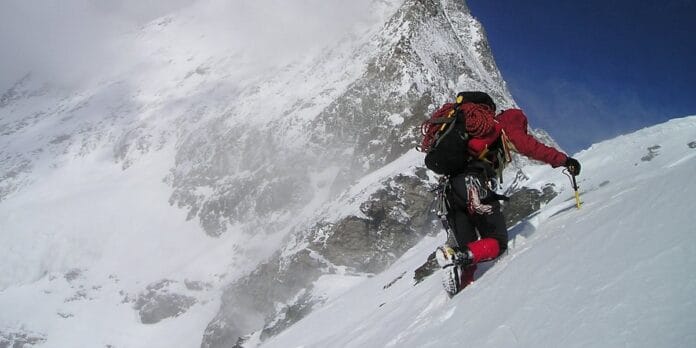 *Foto meramente ilustrativa de um alpinista escalando uma montanha de gelo
