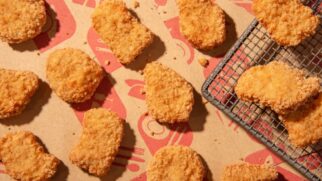 Frango, farinha, aditivos químicos e até algas aparecem na composição de nuggets em redes populares