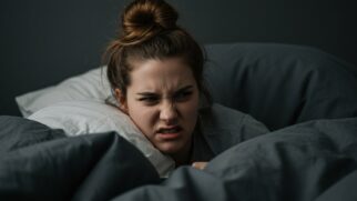 Pequenas mudanças na rotina noturna melhoram o humor ao acordar