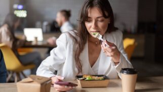 Entenda se a etiqueta dos cotovelos na mesa ainda é relevante e quando é aceitável quebrar a regra
