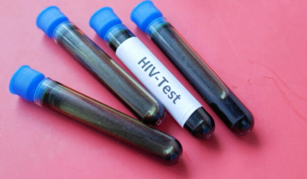Segundo a Gilead, o medicamento estará disponível para adultos e adolescentes com peso mínimo de 35 kg