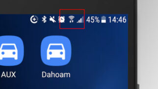 Quando você está conectado à internet, seja por Wi-Fi ou rede móvel, duas pequenas setas podem aparecer