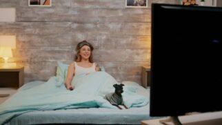 Dormir com a televisão ligada pode fazer mal à saúde
