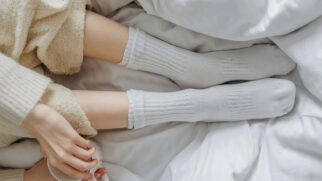Para muitos, usar meias na hora de dormir vai além da praticidade