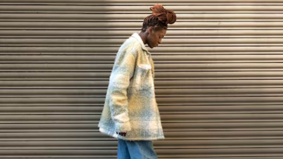 Andar olhando para o chão pode ter diversos significados de acordo com o contexto