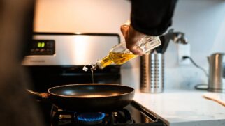 Óleo de cozinha descartado incorretamente causa grande impacto ambiental.