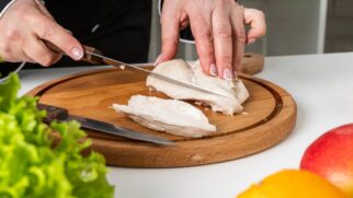 Boas técnicas e ferramentas de qualidade fazem toda diferença no preparo de um suculento e macio peito de frango