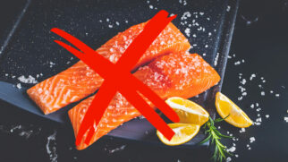 Quando pensamos em alimentos ricos em ômega 3, o salmão logo vem à mente.
