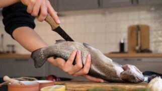 Lavar peixe com água corrente pode afetar a textura do seu peixe frito
