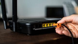 Mas muitos modelos de roteadores também vêm com uma porta USB, e a maioria das pessoas nem sabe para que ela serve.