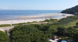 Praia do Forte, em São Francisco do Sul (SC), conquistou projeção internacional ao ser classificada como a segunda melhor praia do Brasil