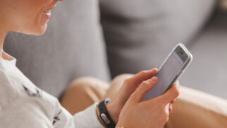 A psicóloga destaca também que as pessoas costumam projetar suas inseguranças nas interações digitais