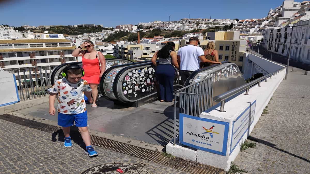 Desculpa sempre foi que escadas rolantes não suportam chuvas