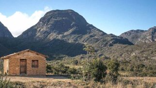 O relevo montanhoso, a vegetação típica de serra e o ar seco também contribuem para a sensação térmica mais fria que diferencia a cidade do restante do estado