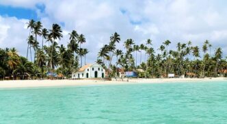 Praia dos Carneiros se destaca como um dos destinos mais procurados por quem busca tranquilidade