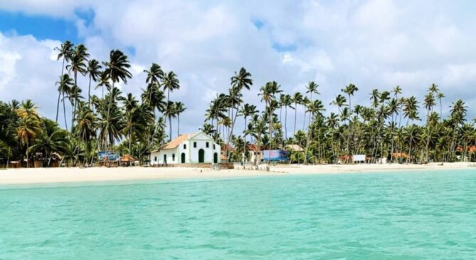 Praia dos Carneiros se destaca como um dos destinos mais procurados por quem busca tranquilidade