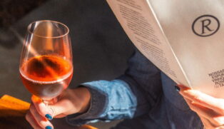 Um destaque é que as reservas para o almoço serão acompanhadas de uma taça de espumante, vinho branco ou pink lemonade