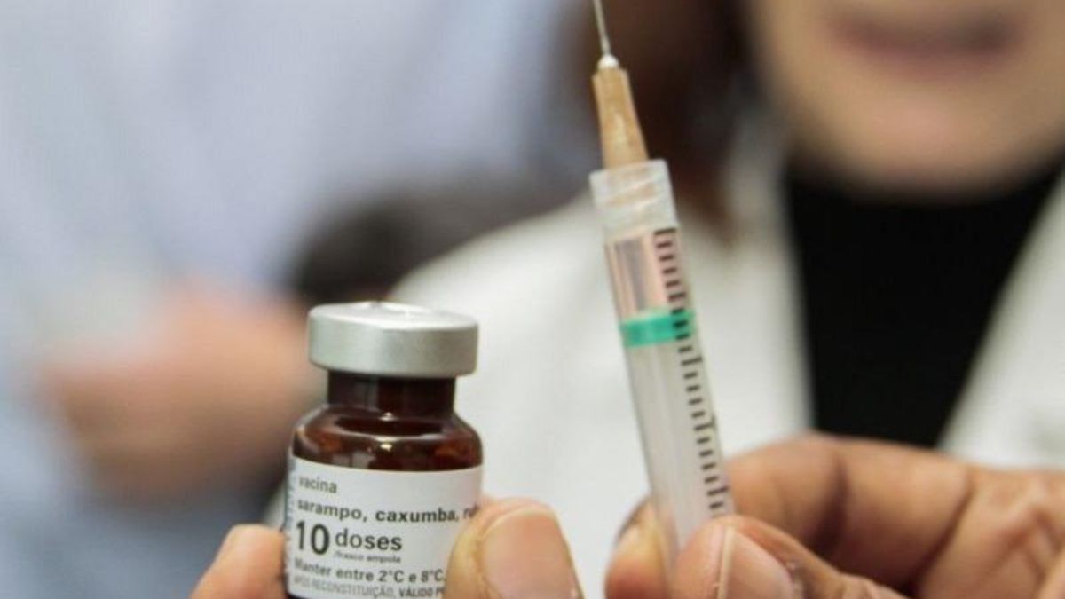 As vacinas estarão disponíveis gratuitamente nas policlínicas da cidade.