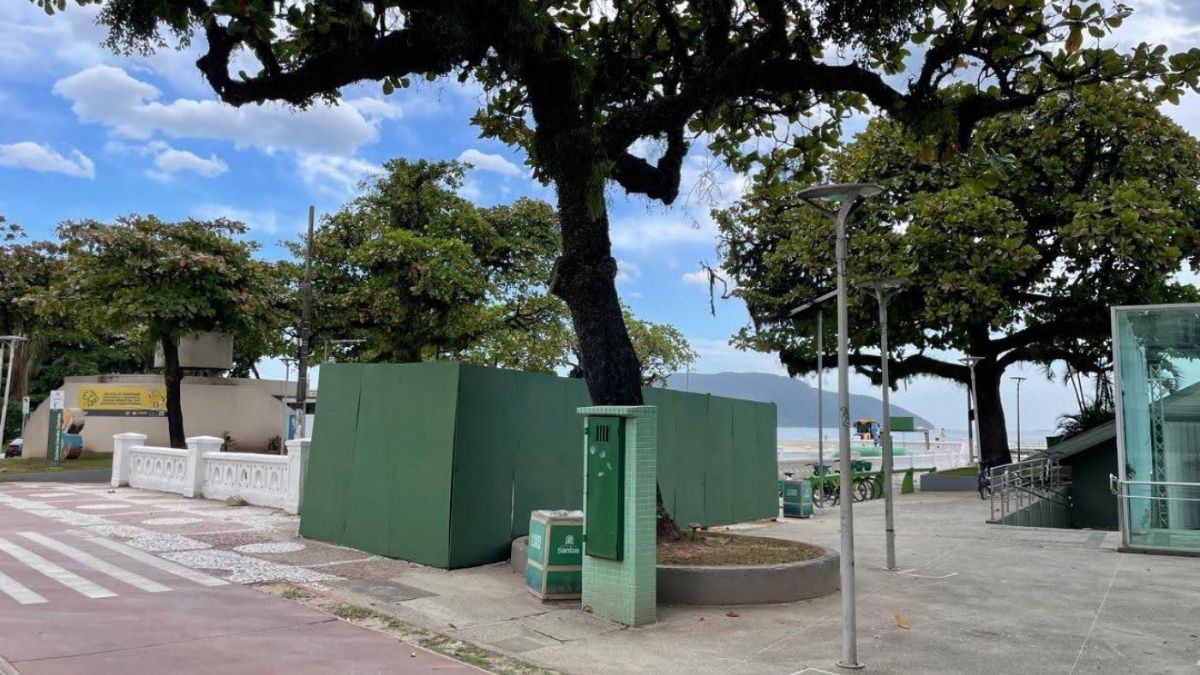 Os trabalhos começaram pela delimitação do espaço e instalação de tapumes