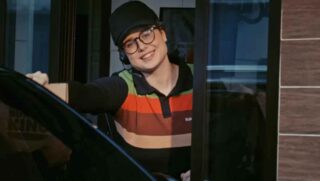 Em um vídeo bastante bem-humorado lançado em suas redes sociais, a famosa rede de fast food anunciou o "Corno Drive-Thru"