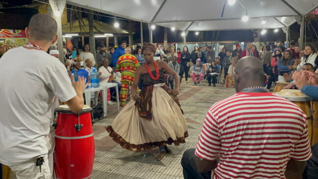 A noite foi marcada por cantos, danças, rezas e toques de tambor que reafirmaram o sincretismo religioso como expressão viva da cultura popular brasileira