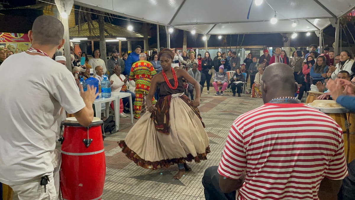 A noite foi marcada por cantos, danças, rezas e toques de tambor que reafirmaram o sincretismo religioso como expressão viva da cultura popular brasileira