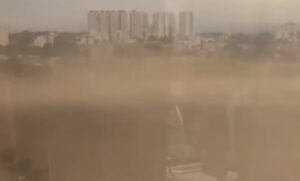 Vídeos que circulam nas redes sociais mostram fortes ventos levantando grande quantidade de areia