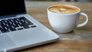 O café é praticamente um companheiro inseparável da rotina do brasileiro
