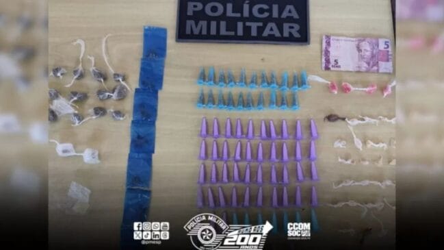 Foram apreendidas diversas porções de entorpecentes