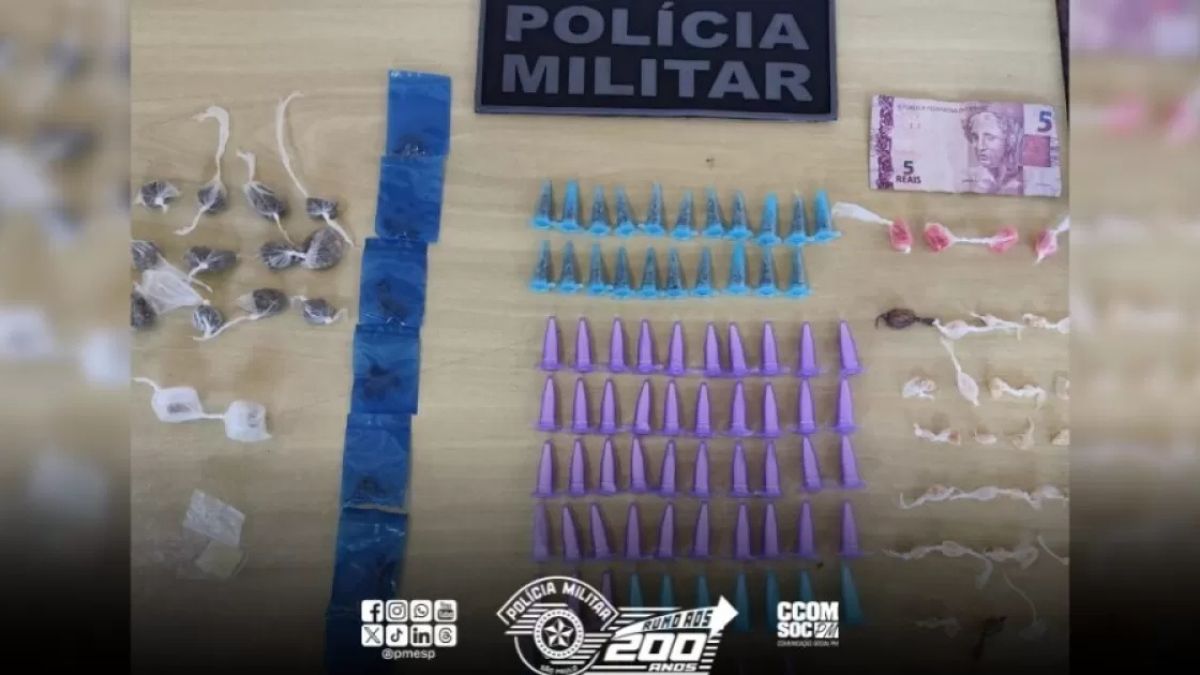 Foram apreendidas diversas porções de entorpecentes