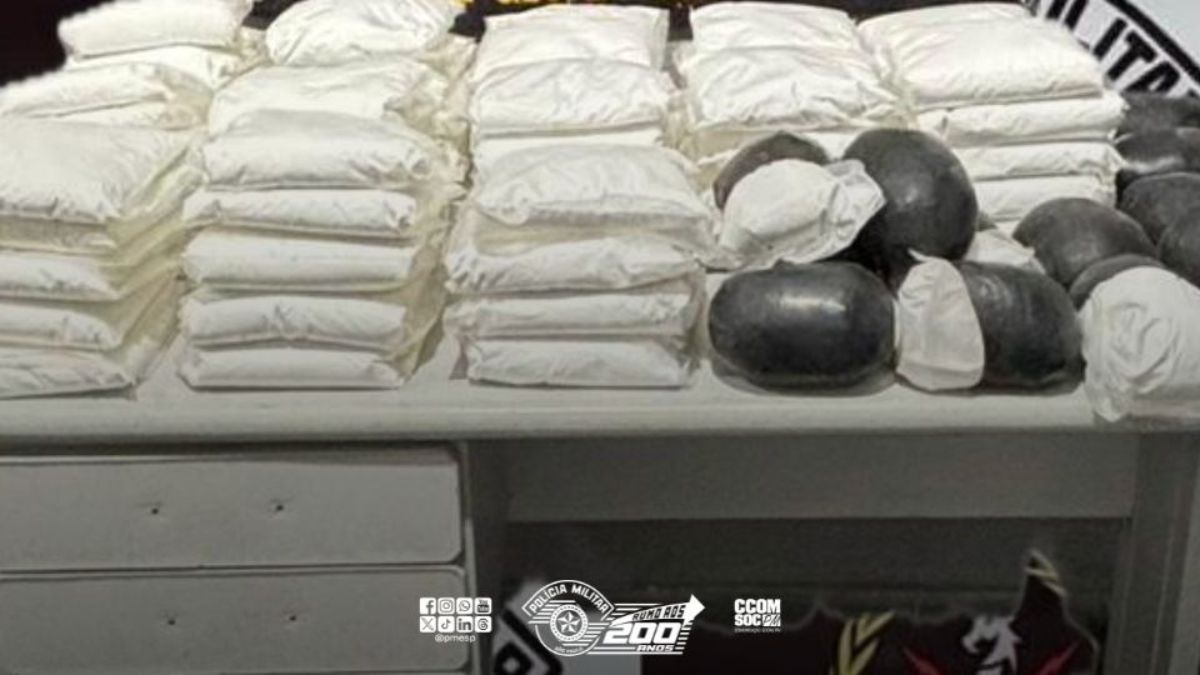 No local foram encontrados 77 quilos de pasta base de cocaína dentro de mochilas.