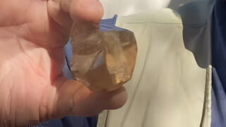 O diamante bruto de Coromandel se formou a partir de kimberlitos, rochas raras que se originam a partir do resfriamento lento do magma no interior da Terra