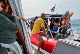 Passeio turístico para observação de baleias em Ilhabela quase terminou em tragédia na tarde deste sábado (15)