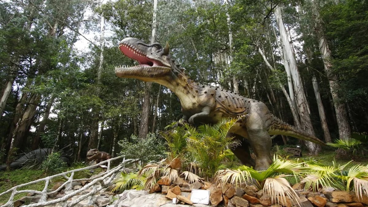 O Vale dos Dinossauros conta com diversas réplicas em tamanho real (Divulgação)