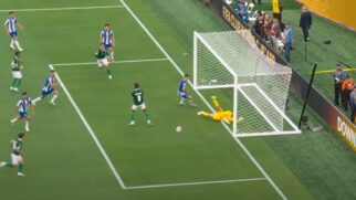 Momento de um dos milagres do goleiro Cláudio Ramos, do Porto